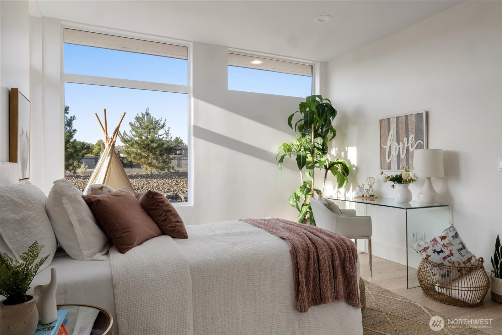 104118 East Addison Avenue Kennewick, WA 99338 - Photo 27 of 40 a bedroom with bed and a potted plant