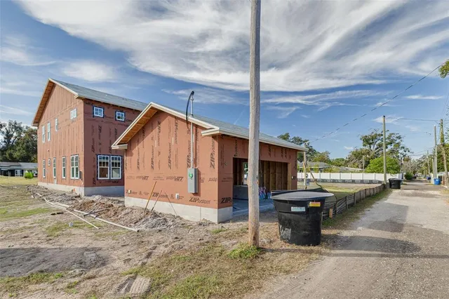 a view of a backyard