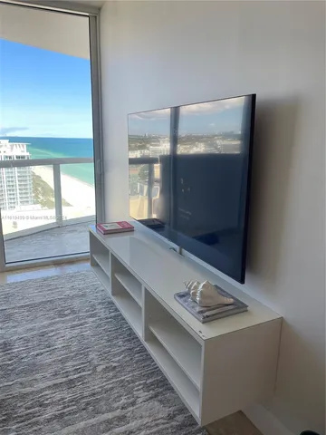 a room with an empty shelf