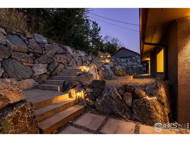 a view of an outdoor space