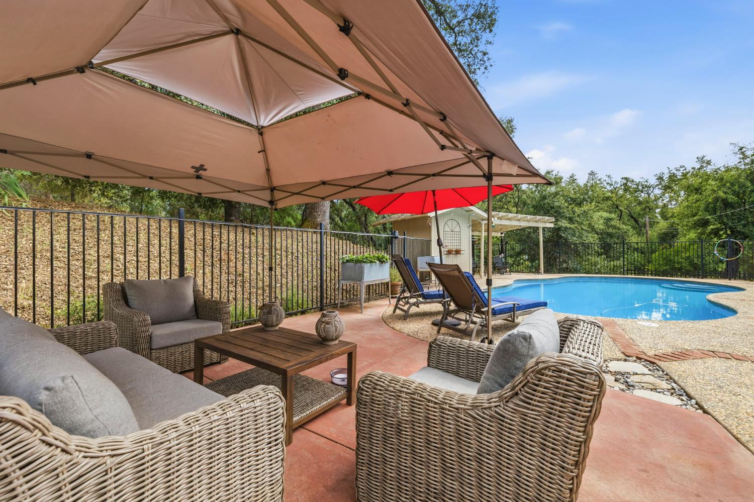 11460 Racetrack Road Sonora, CA 95370 - Photo 44 of 46 a patio with patio a couch and umbrella
