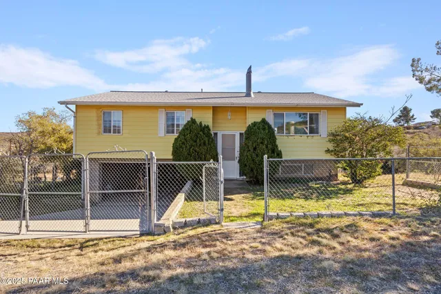 a view of a house with backyard and a tub