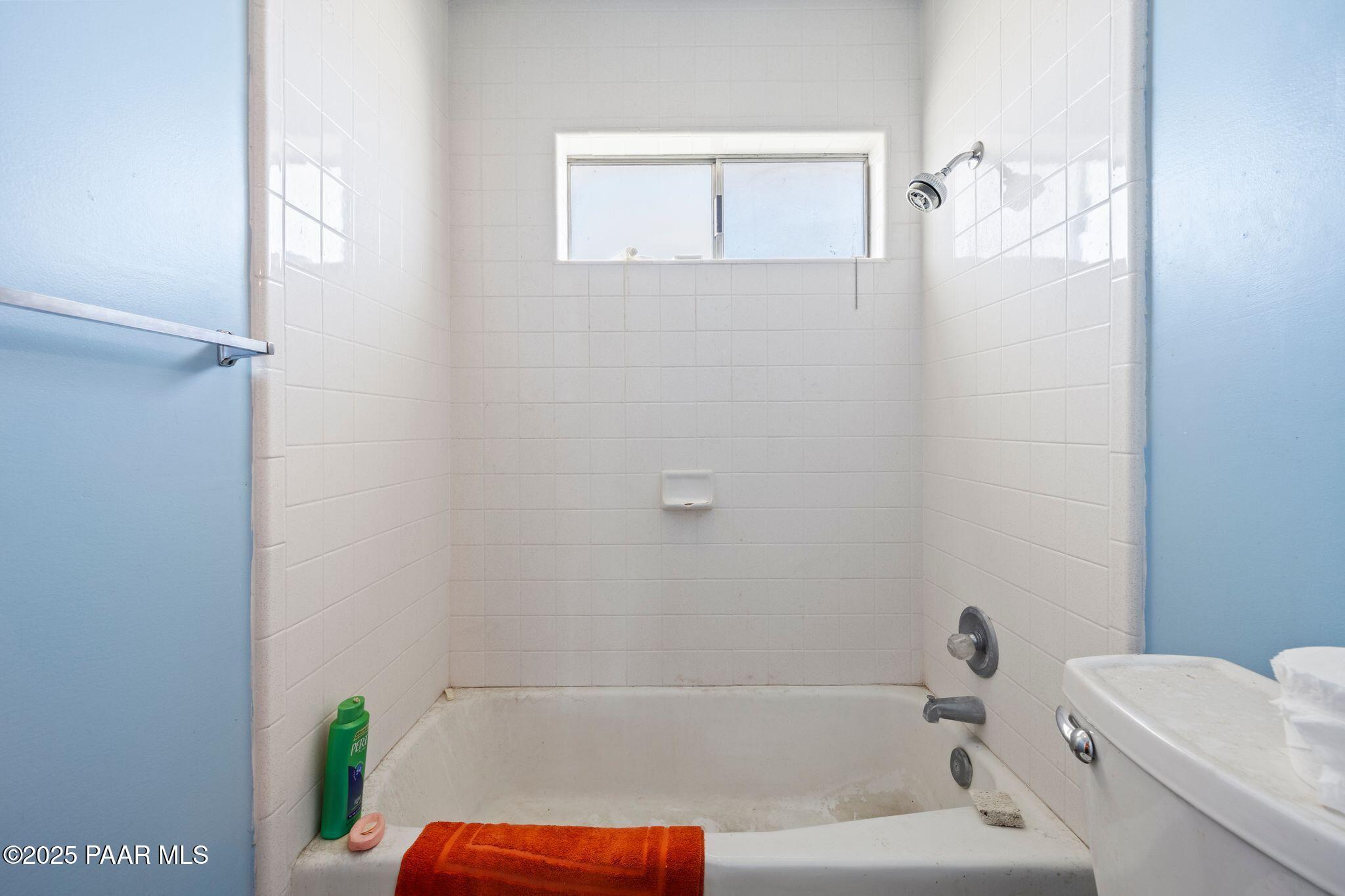 10231 Fir Street Mayer, AZ 86333 - Photo 17 of 50 a bathroom with a bathtub and shower