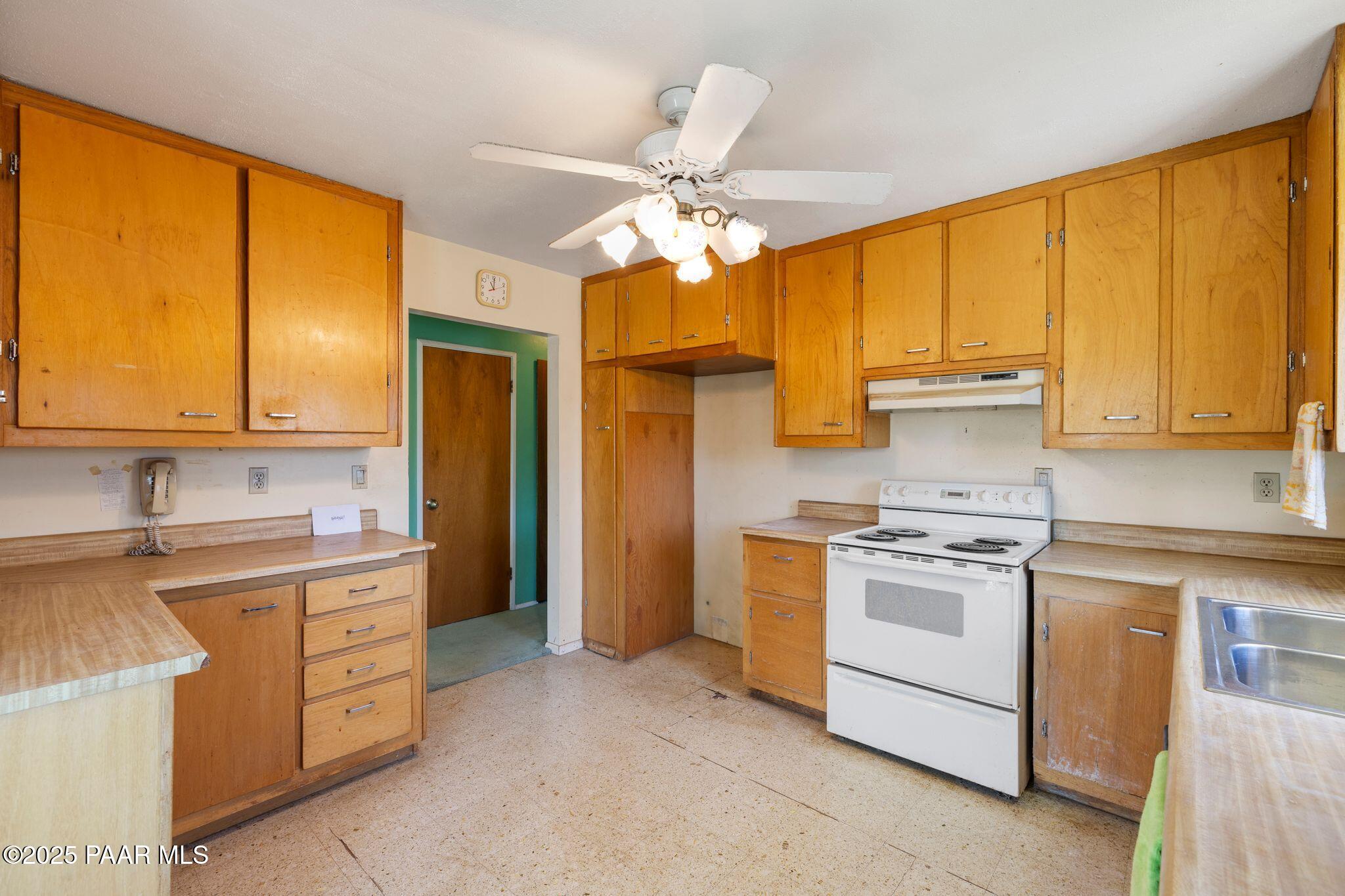 10231 Fir Street Mayer, AZ 86333 - Photo 9 of 50 a kitchen with a stove a sink and a refrigerator