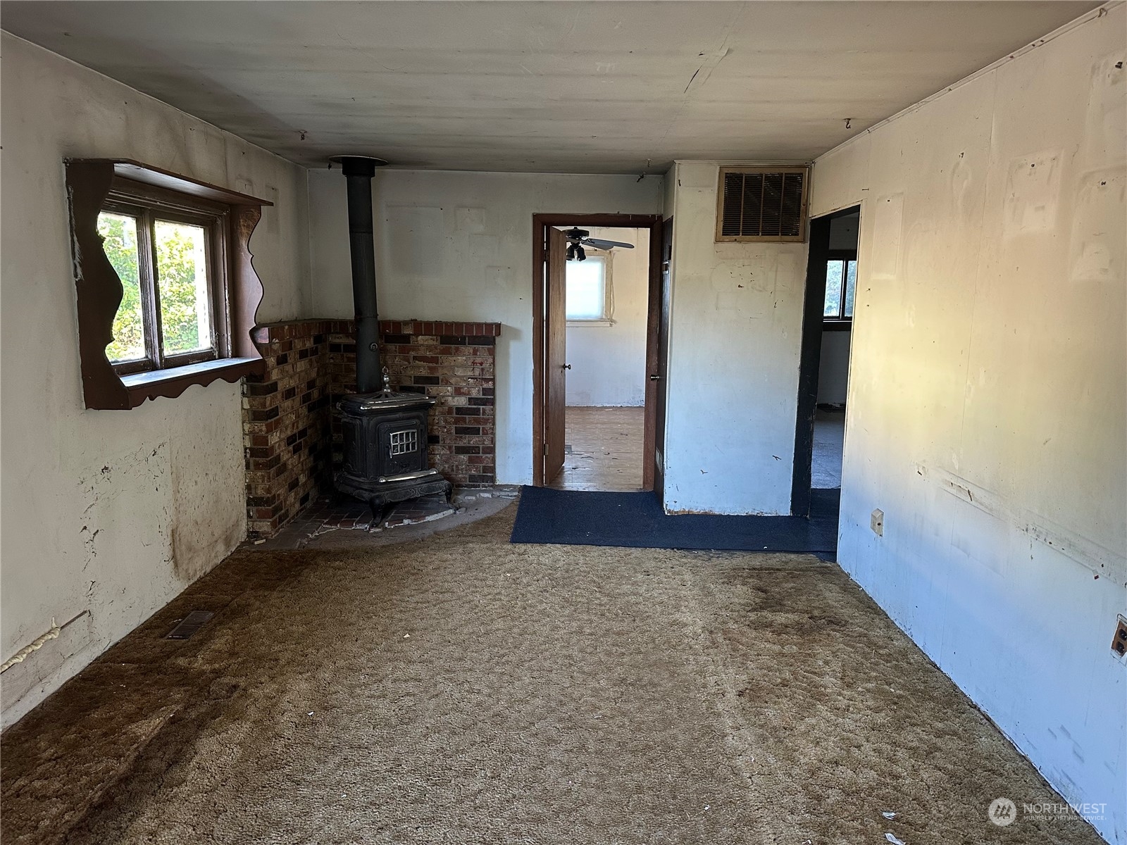 1793 Southeast Crawford Road Port Orchard, WA 98366 - Photo 6 of 8 an empty room with windows