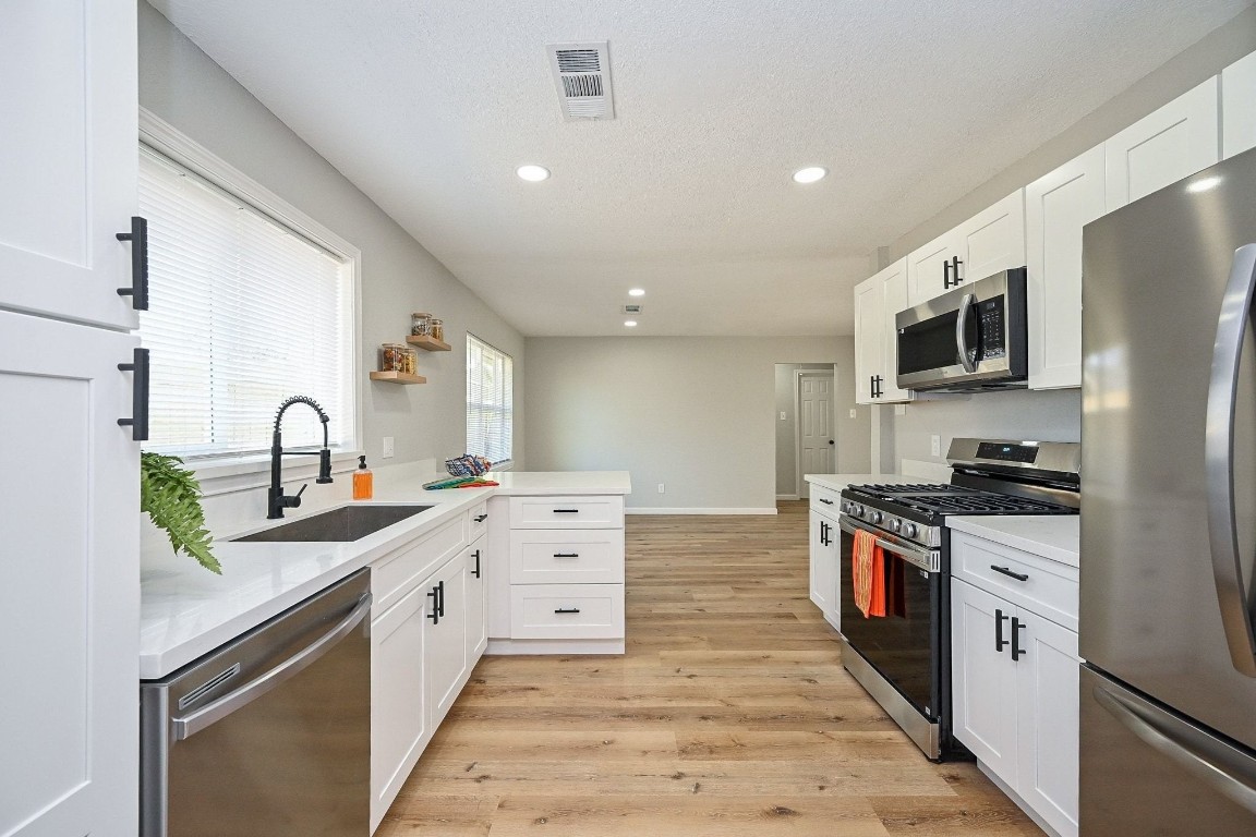 247 East Janisch Road Houston, TX 77022 - Photo 12 of 33