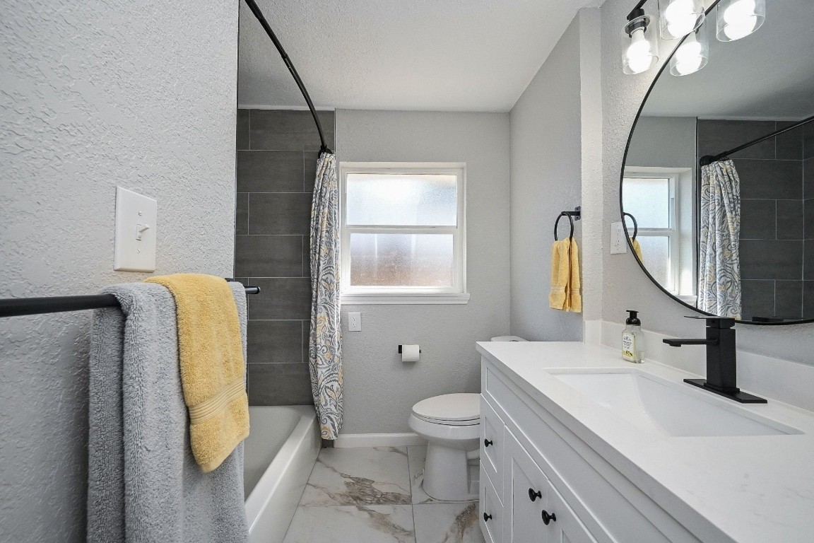 247 East Janisch Road Houston, TX 77022 - Photo 17 of 33 Hall Bath