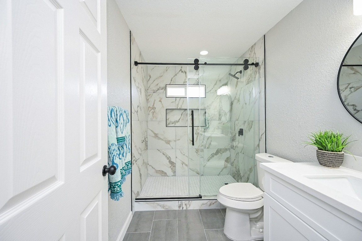 247 East Janisch Road Houston, TX 77022 - Photo 21 of 33 Primary Bathroom