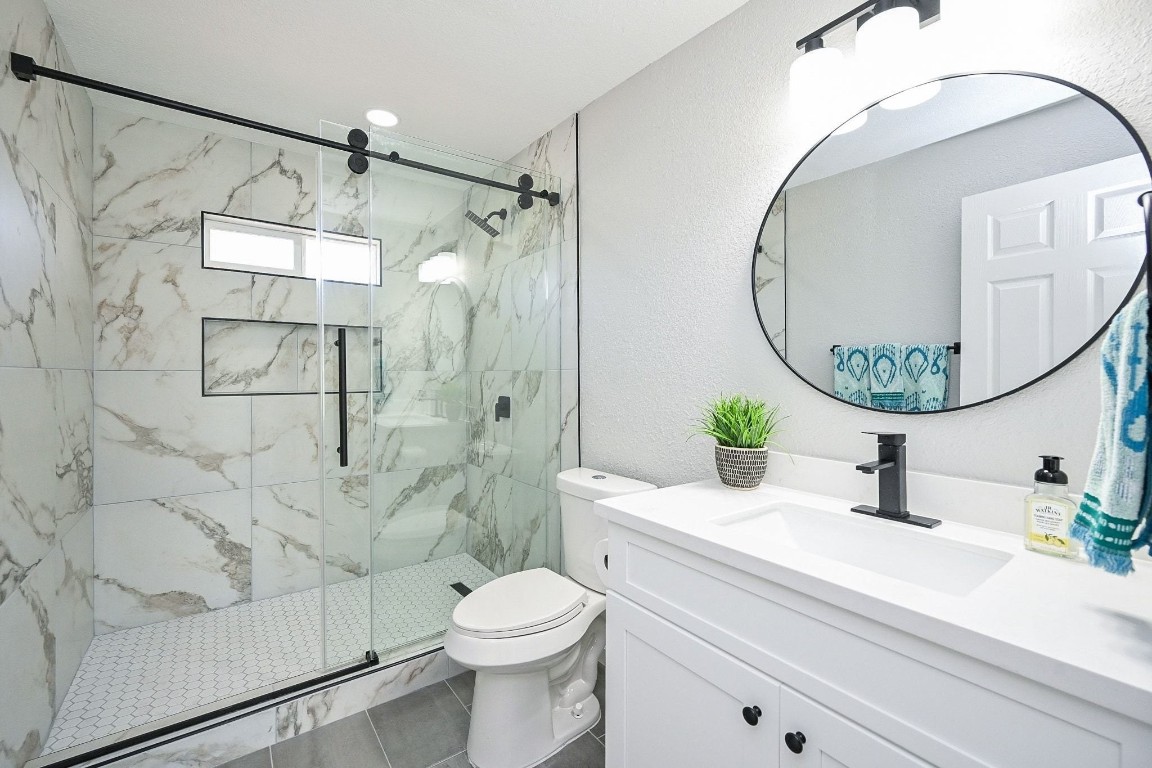 247 East Janisch Road Houston, TX 77022 - Photo 22 of 33 Primary Bathroom