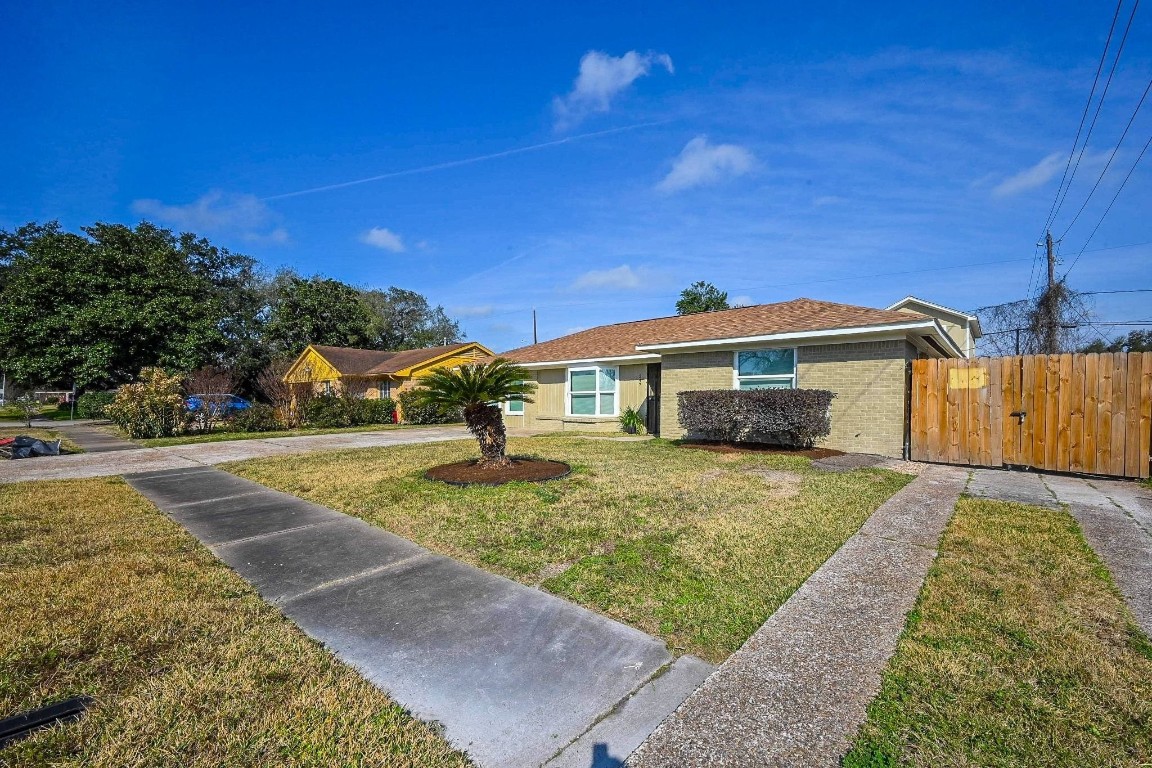 247 East Janisch Road Houston, TX 77022 - Photo 3 of 33