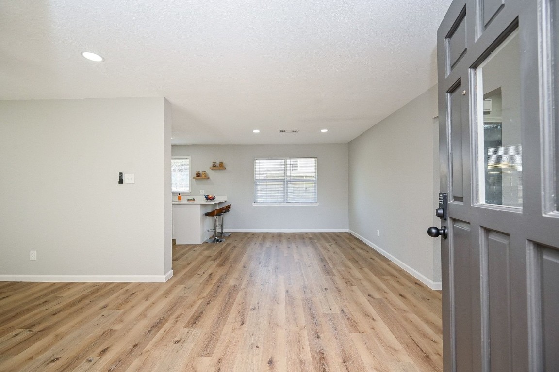 247 East Janisch Road Houston, TX 77022 - Photo 5 of 33 Entry