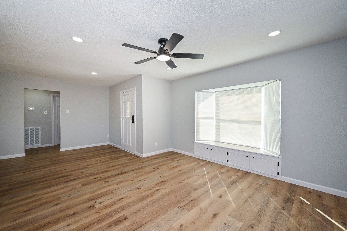 247 East Janisch Road Houston, TX 77022 - Photo 6 of 33 Living Room