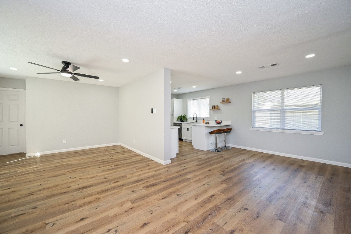 247 East Janisch Road Houston, TX 77022 - Photo 7 of 33 Living Room