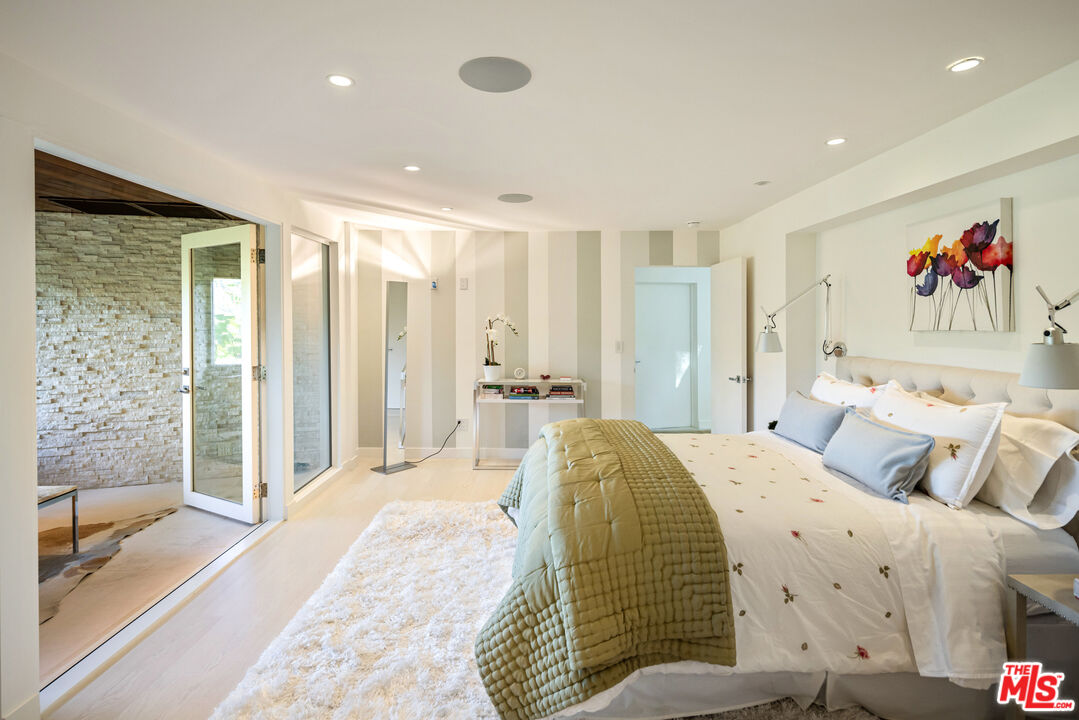 9422 Readcrest Drive Beverly Hills, CA 90210 - Photo 23 of 34 a spacious bedroom with a large bed and a large window