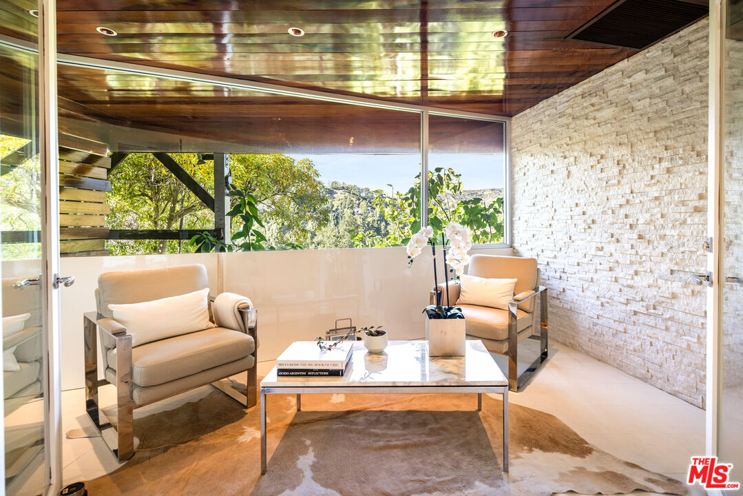 9422 Readcrest Drive Beverly Hills, CA 90210 - Photo 25 of 34 a living room with furniture and a window