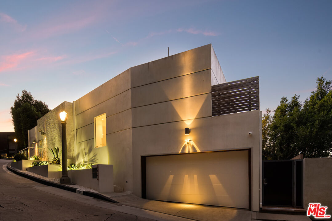 9422 Readcrest Drive Beverly Hills, CA 90210 - Photo 30 of 34 a view of street