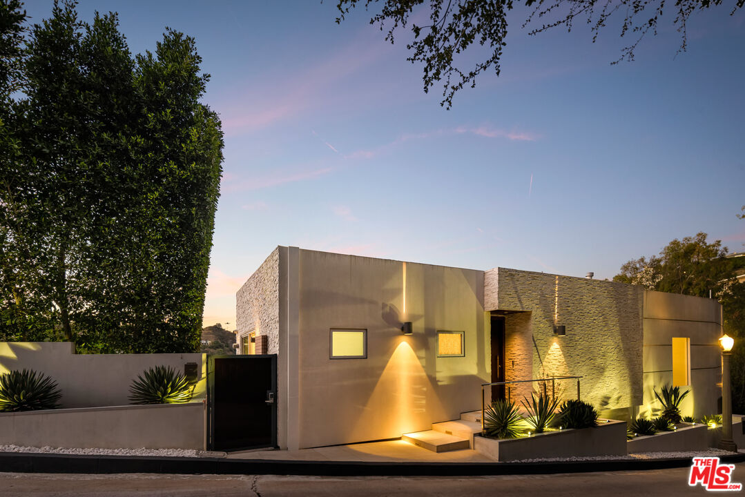 9422 Readcrest Drive Beverly Hills, CA 90210 - Photo 34 of 34 a view of a building