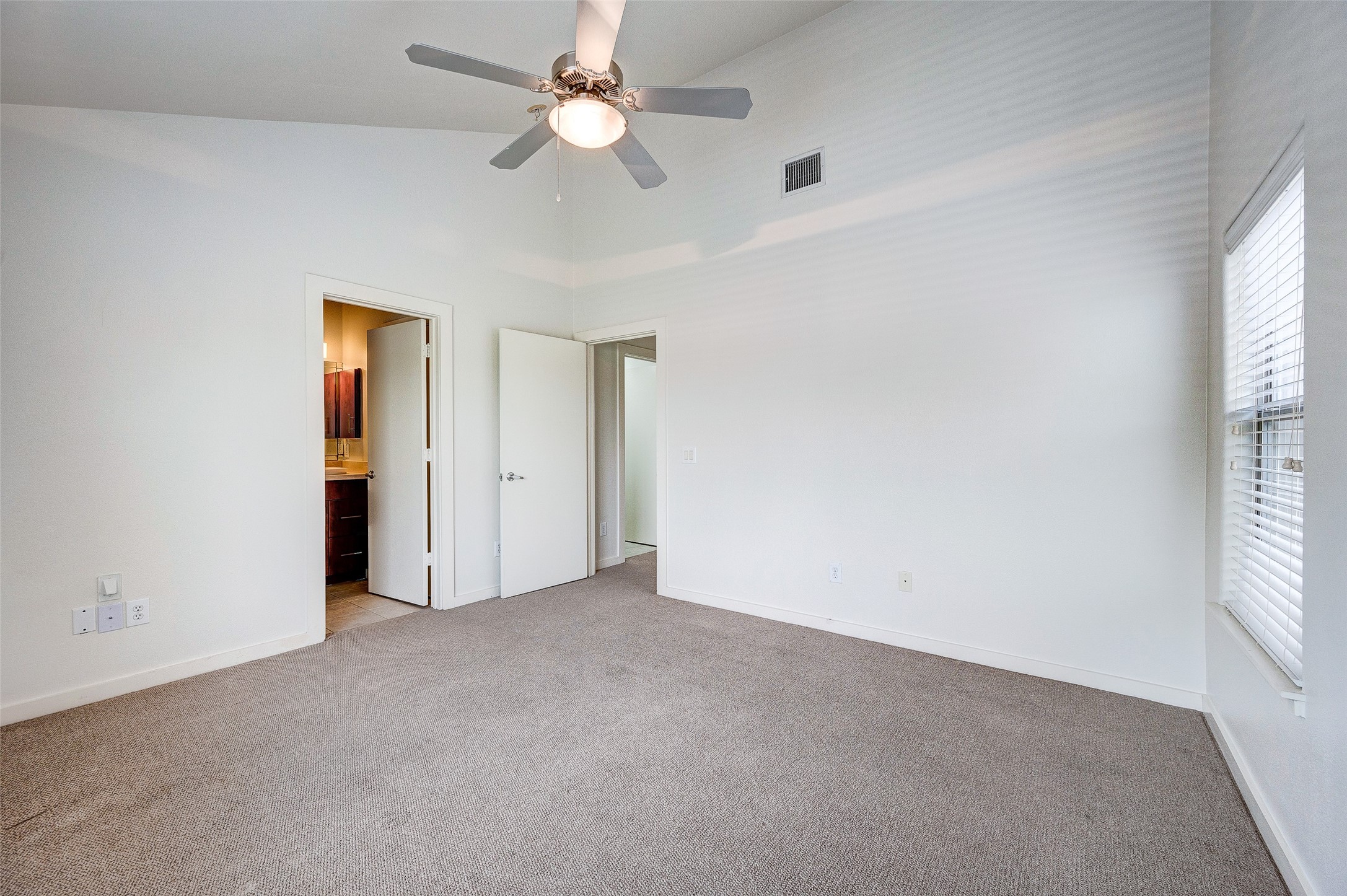 1729 Reinerman Street Houston, TX 77007 - Photo 21 of 31 Second Bedroom on the third floor with en-suite bathroom
