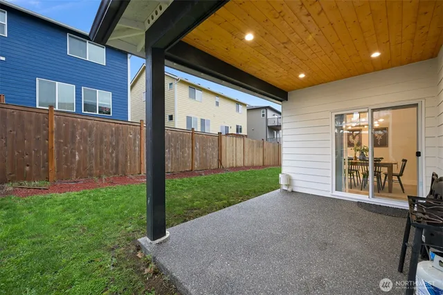 a view of a house with backyard