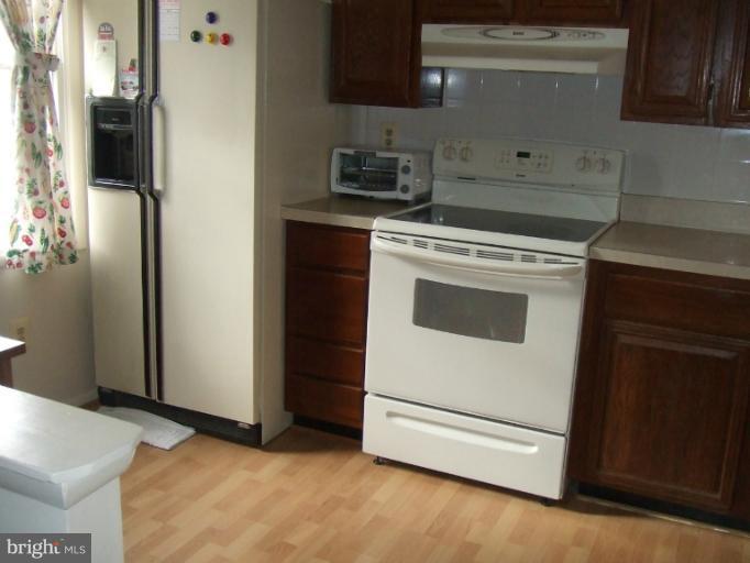 23 Cross Ridge Court Germantown, MD 20874 - Photo 8 of 19 a kitchen with a stove and a refrigerator