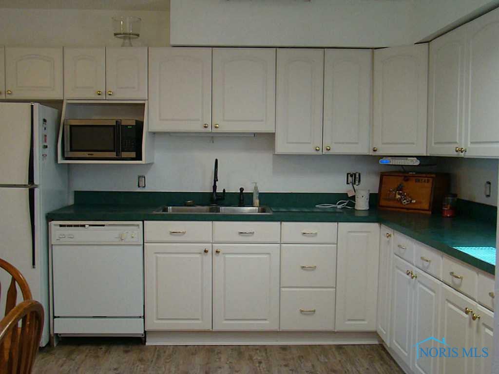 926 Rochelle Road Toledo, OH 43615 - Photo 4 of 12 Kitchen.