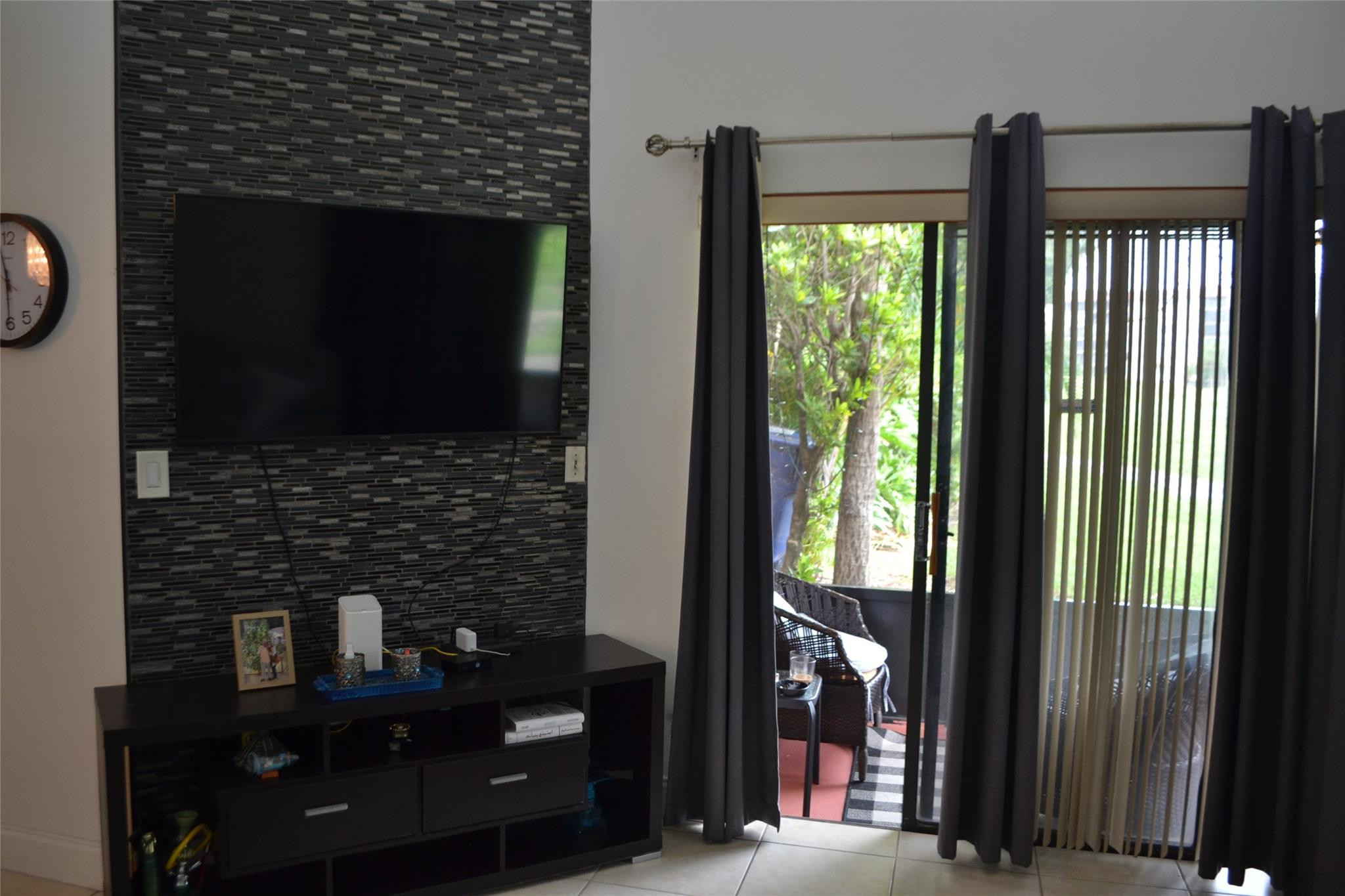 3539 Inverrary Boulevard West Lauderhill, FL 33319 - Photo 10 of 33 a view of a fireplace in the city