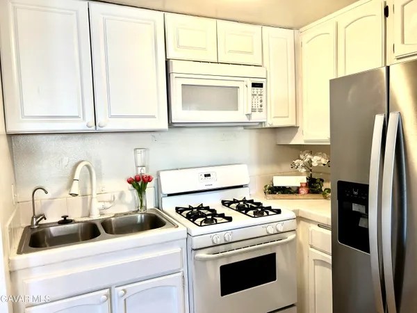 $299,995 | 38710 10th Street East, Unit 12, Palmdale, CA 93550