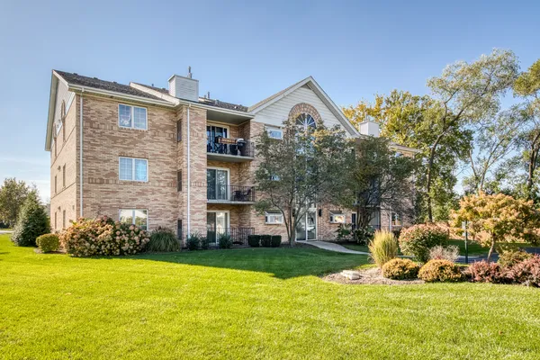 $194,900 | 18310 Robin Lane, Unit D2, Homewood, IL 60430