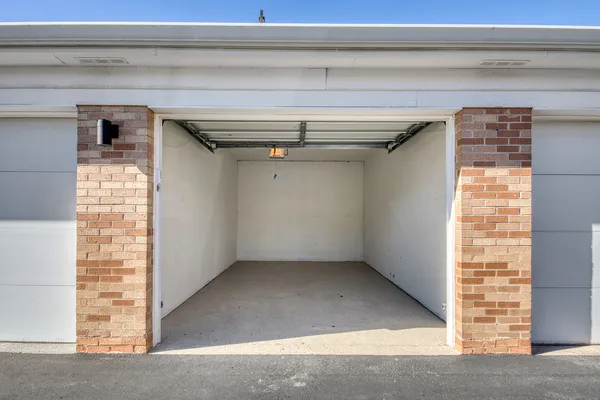 $194,900 | 18310 Robin Lane, Unit D2, Homewood, IL 60430