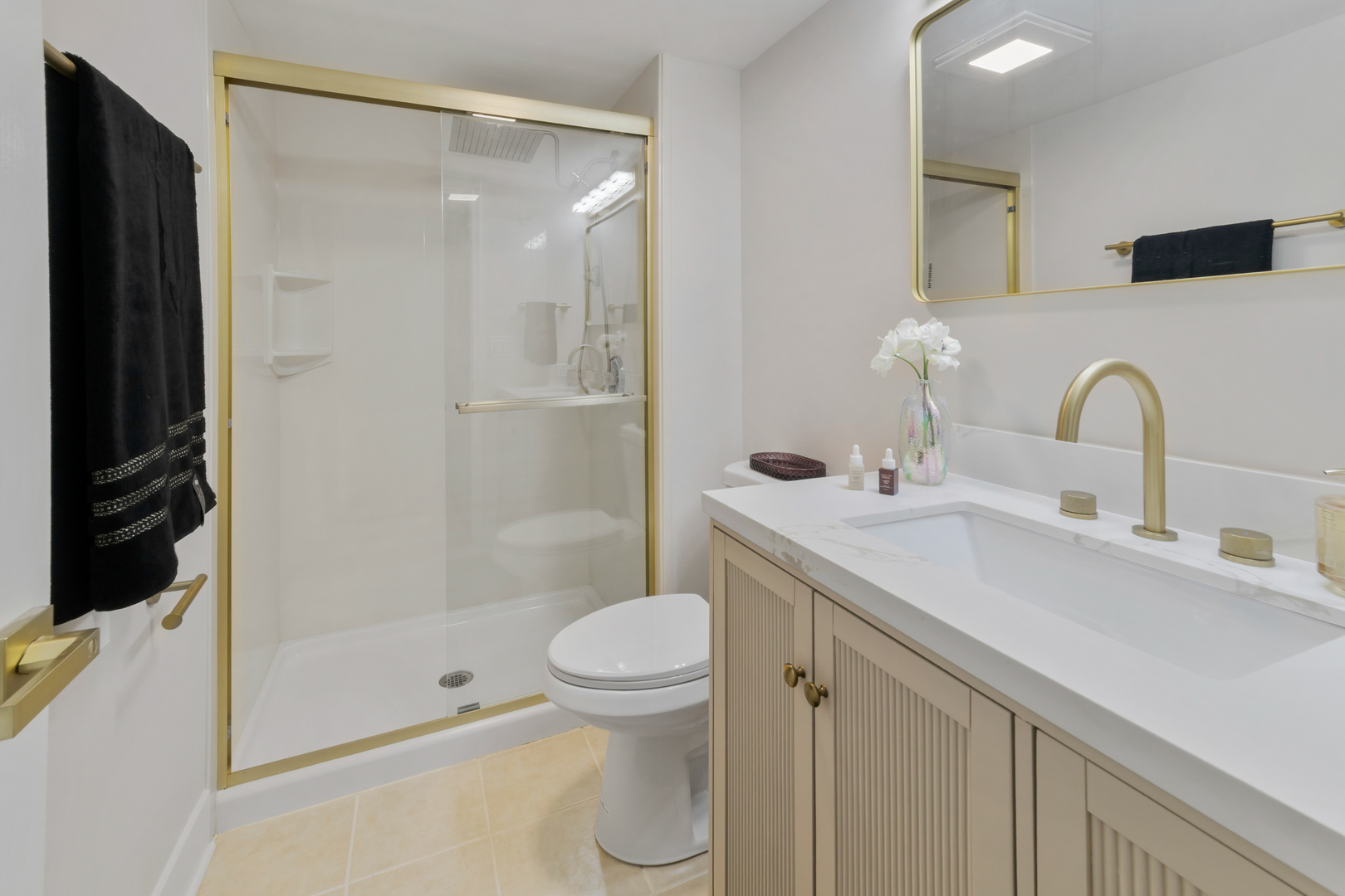 18310 Robin Lane, Unit D2 Homewood, IL 60430 - Photo 10 of 17 a bathroom with a sink toilet and shower