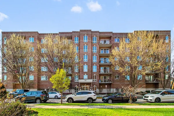 $349,900 | 1327 Washington Street, Unit 309, Des Plaines, IL 60016