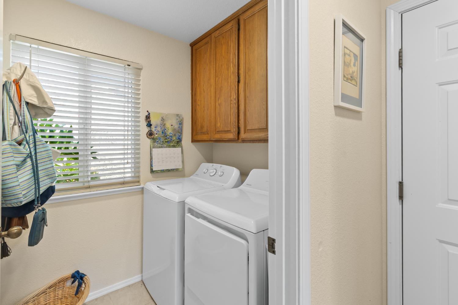 1153 Copper Lantern Court Modesto, CA 95355 - Photo 9 of 37 a utility room with dryer and washer