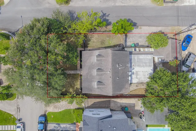 a view of a house with backyard