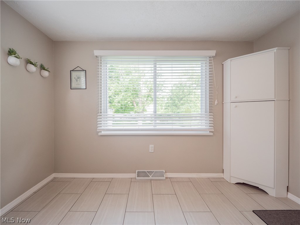 1260 Gordon Road Lyndhurst, OH 44124 - Photo 24 of 33