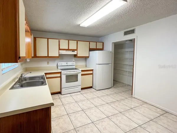 $1,300 | 5601 Ave H, Unit 2, McIntosh, FL 32664