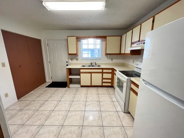 $1,300 | 5601 Ave H, Unit 2, McIntosh, FL 32664