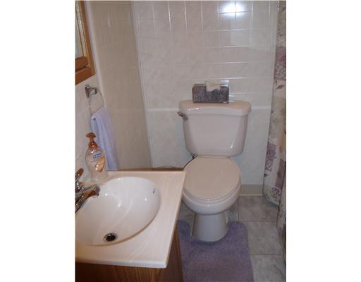 871 Freeport Road Freeport, PA 16229 - Photo 10 of 13 Full Bath.