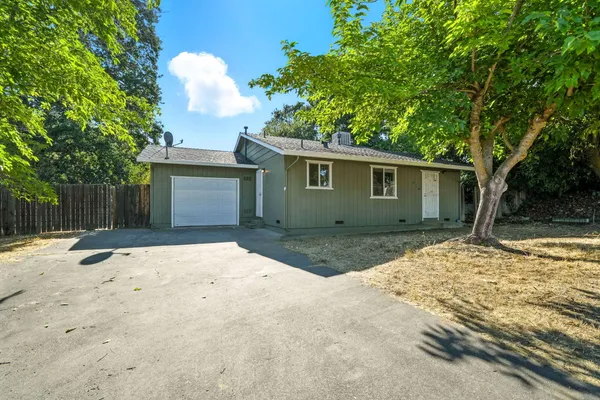 a view of backyard of house