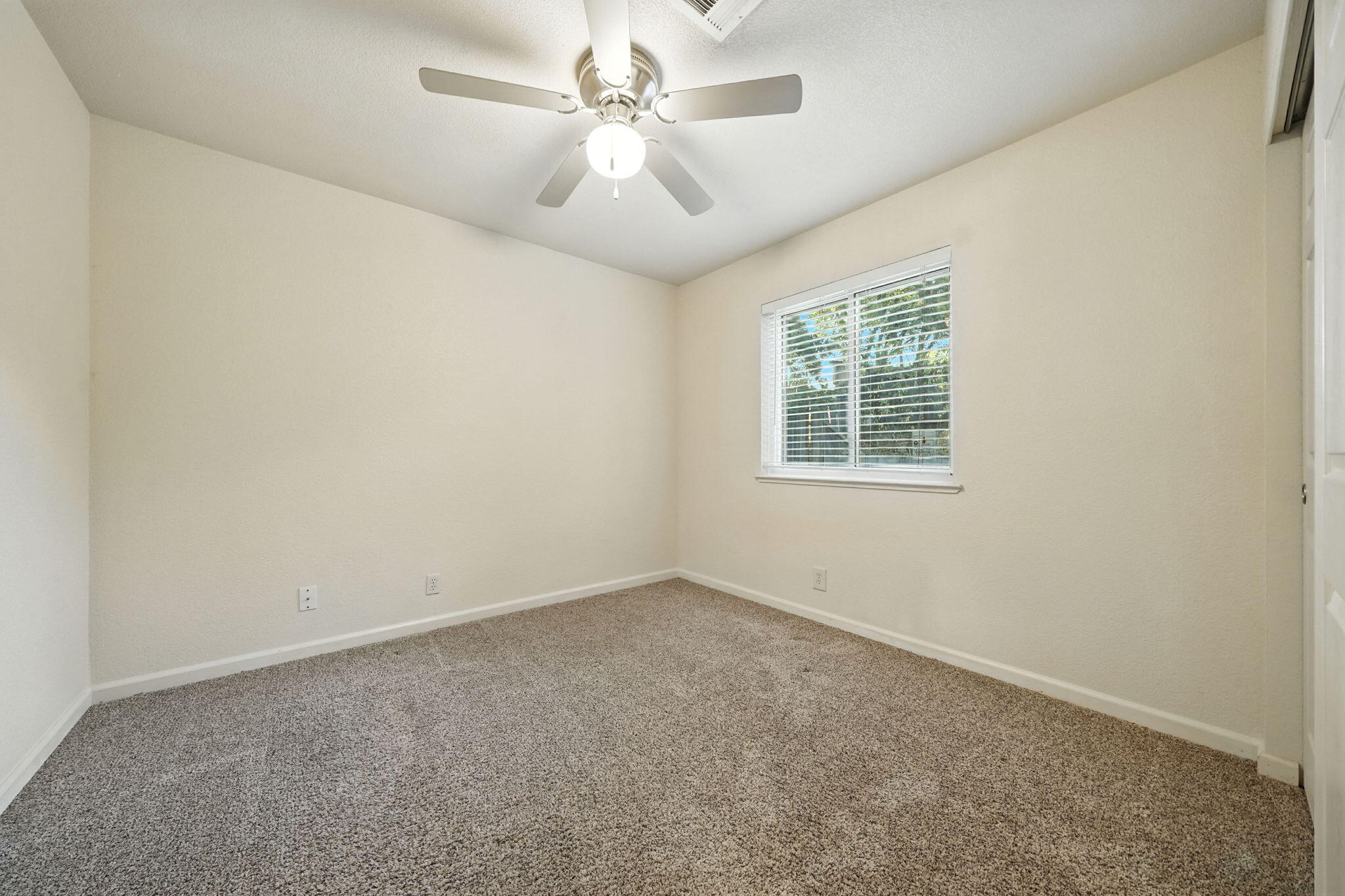 810 Ashmount Avenue Red Bluff, CA 96080 - Photo 14 of 21 an empty room with windows and fan