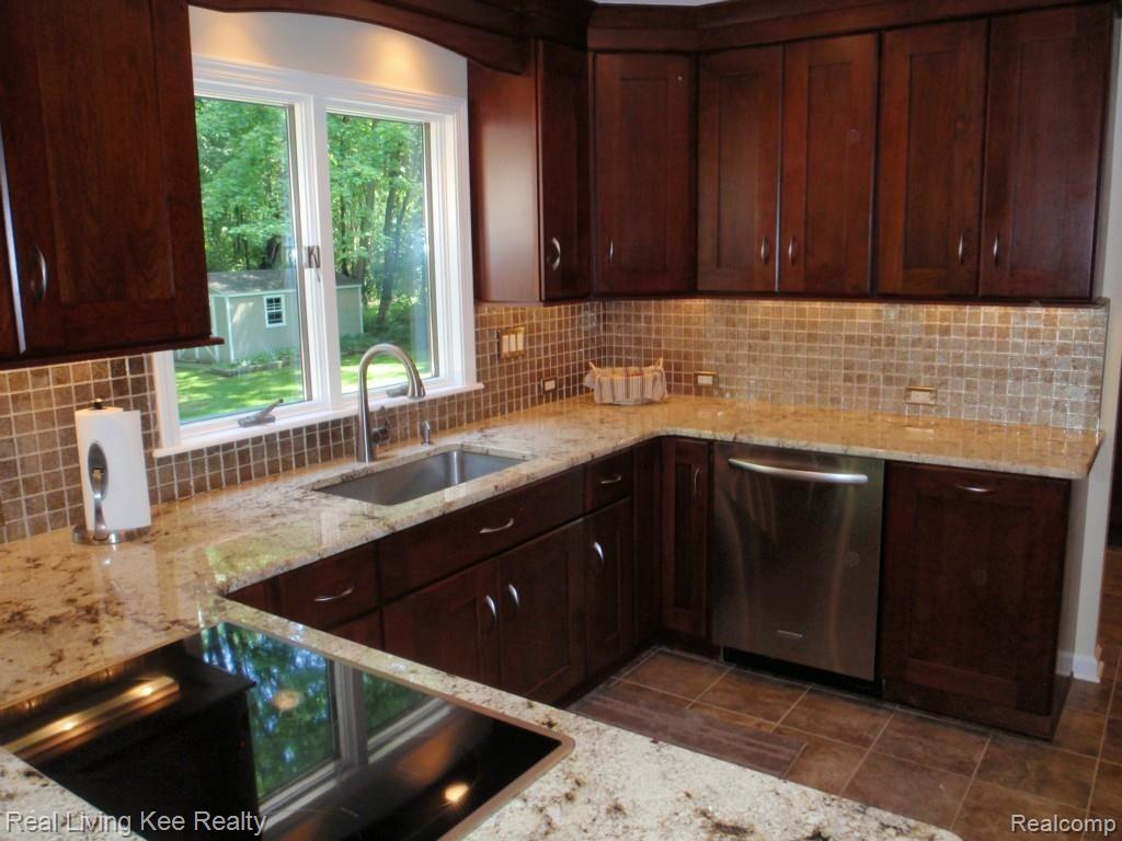 60739 Eyster Road Rochester, MI 48306 - Photo 2 of 37 Gorgeous Kitchen
