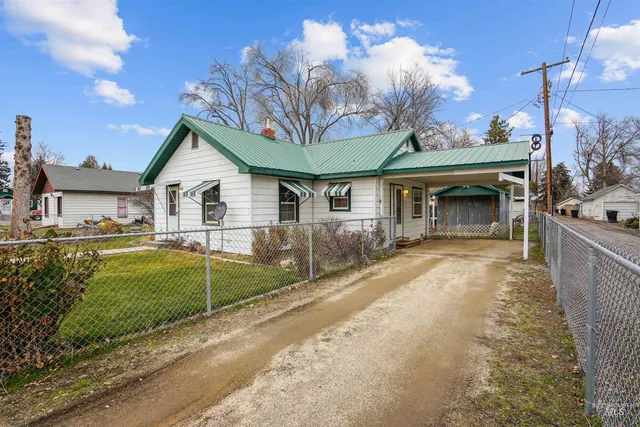 $225,000 | 714 4th Avenue East, Gooding, ID 83330