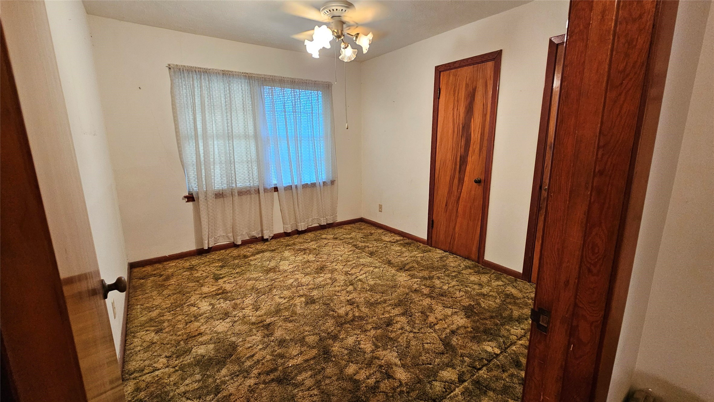 940 Coleman Avenue Pasadena, TX 77506 - Photo 12 of 18 a view of room with window and hardwood floor