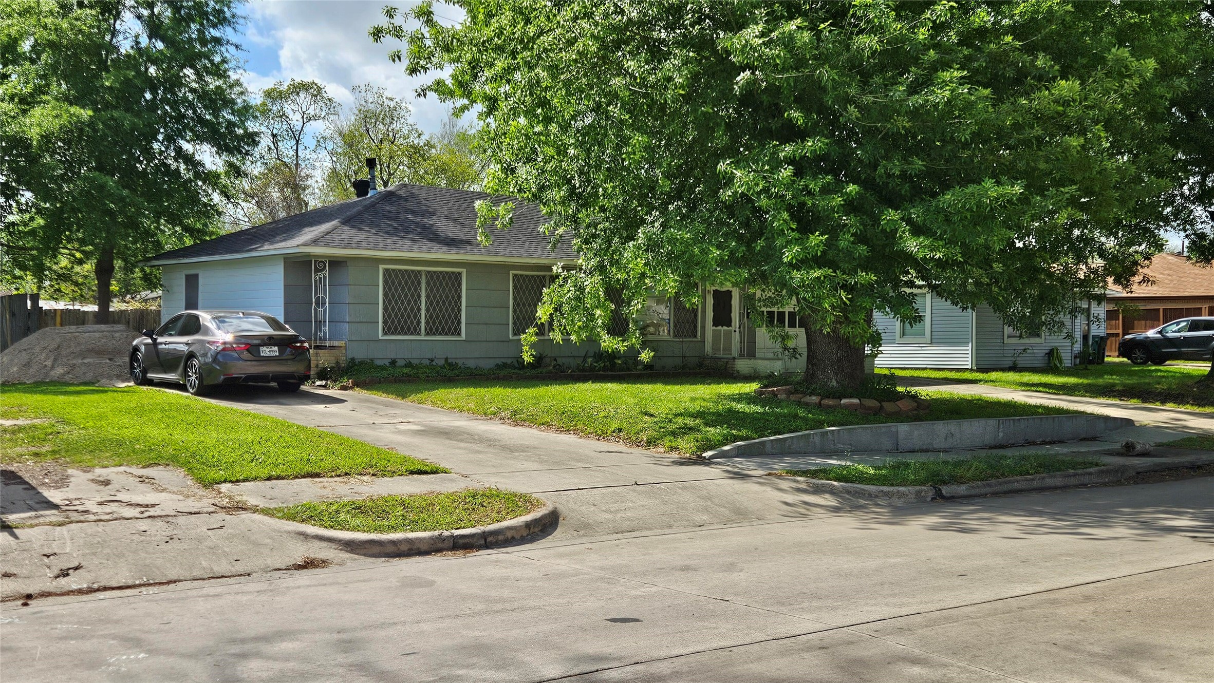 940 Coleman Avenue Pasadena, TX 77506 - Photo 2 of 18 front view of a house with a yard