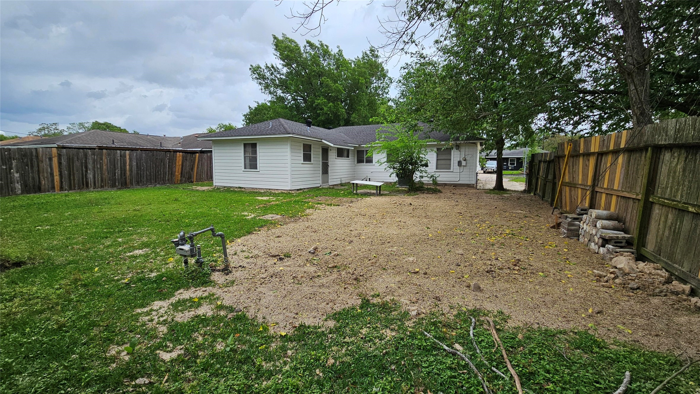 940 Coleman Avenue Pasadena, TX 77506 - Photo 5 of 18 a view of a house with a yard