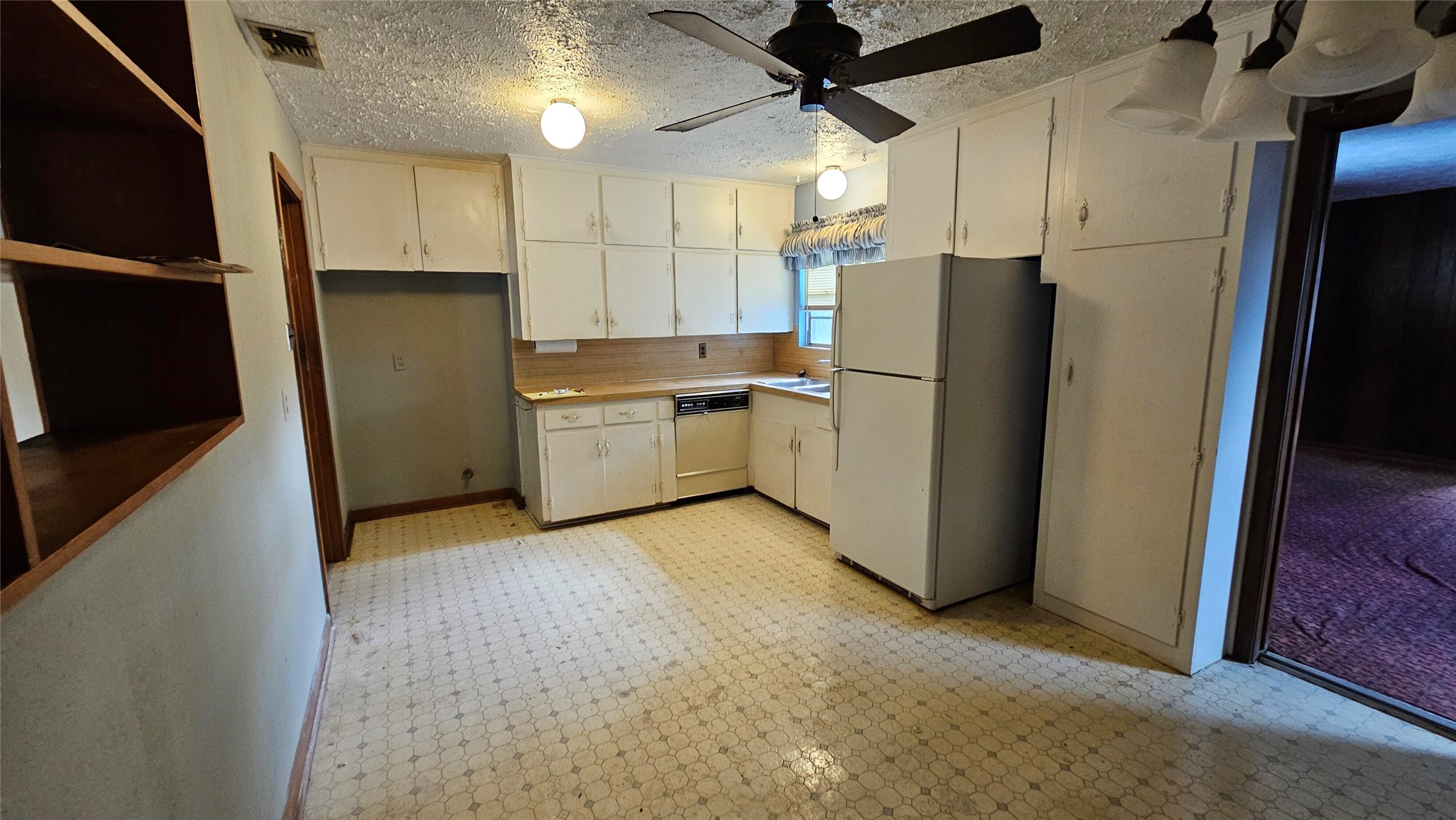 940 Coleman Avenue Pasadena, TX 77506 - Photo 9 of 18 a kitchen with stainless steel appliances a refrigerator and a stove