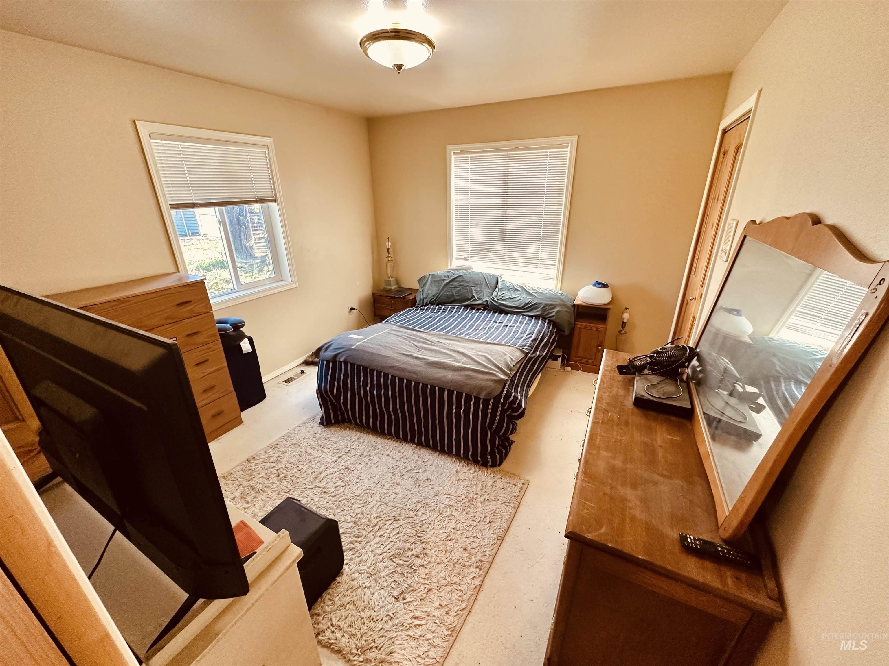 1049 Grand Avenue Nyssa, OR 97913 - Photo 23 of 50 Neutral wall paint throughout this room featuring two windows with horizontal blinds
