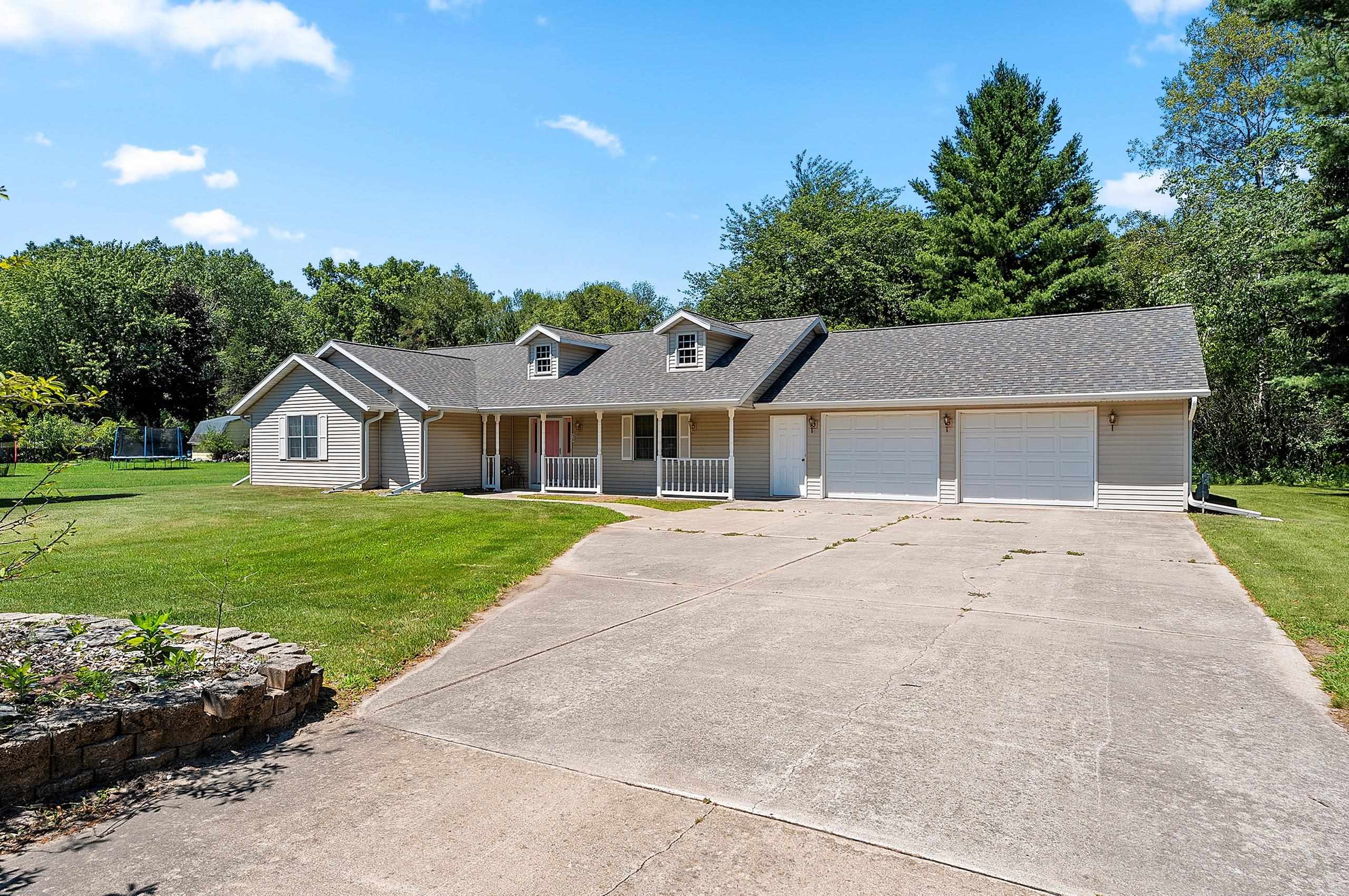 429 Jackson Street Oconto, WI 54153 - Photo 3 of 48