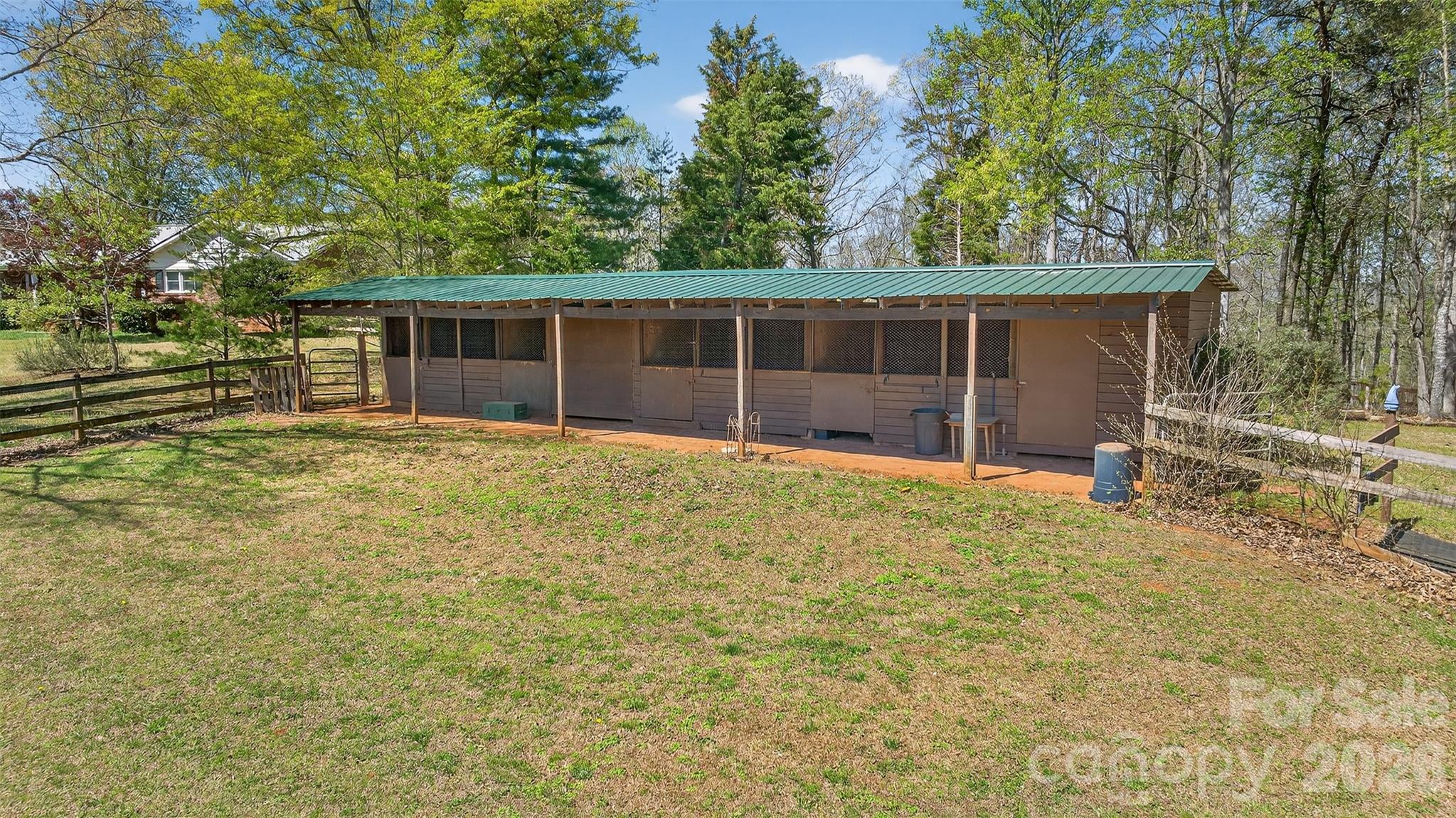 405 Loop Road Campobello, SC 29322 - Photo 18 of 40