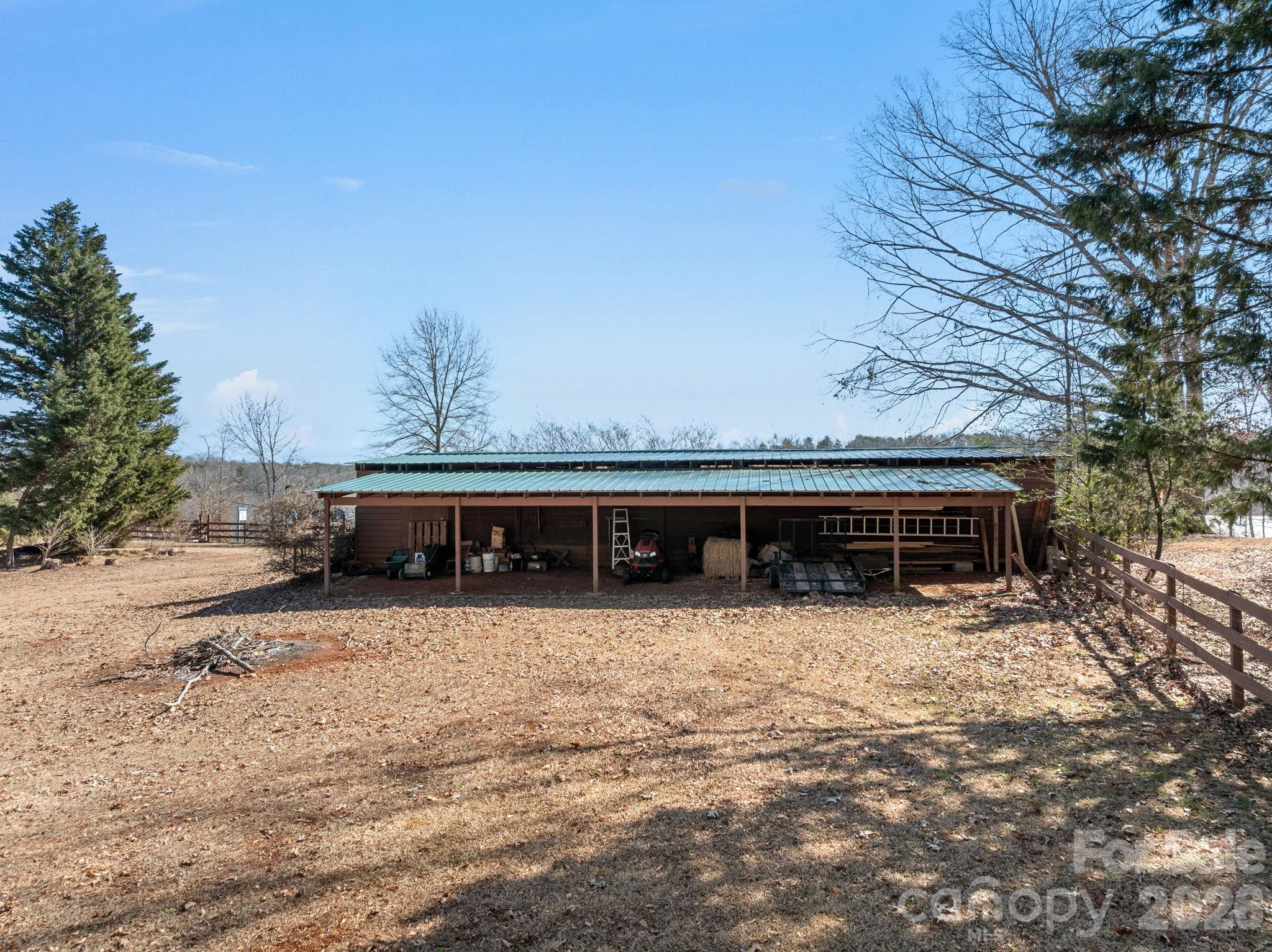405 Loop Road Campobello, SC 29322 - Photo 19 of 40