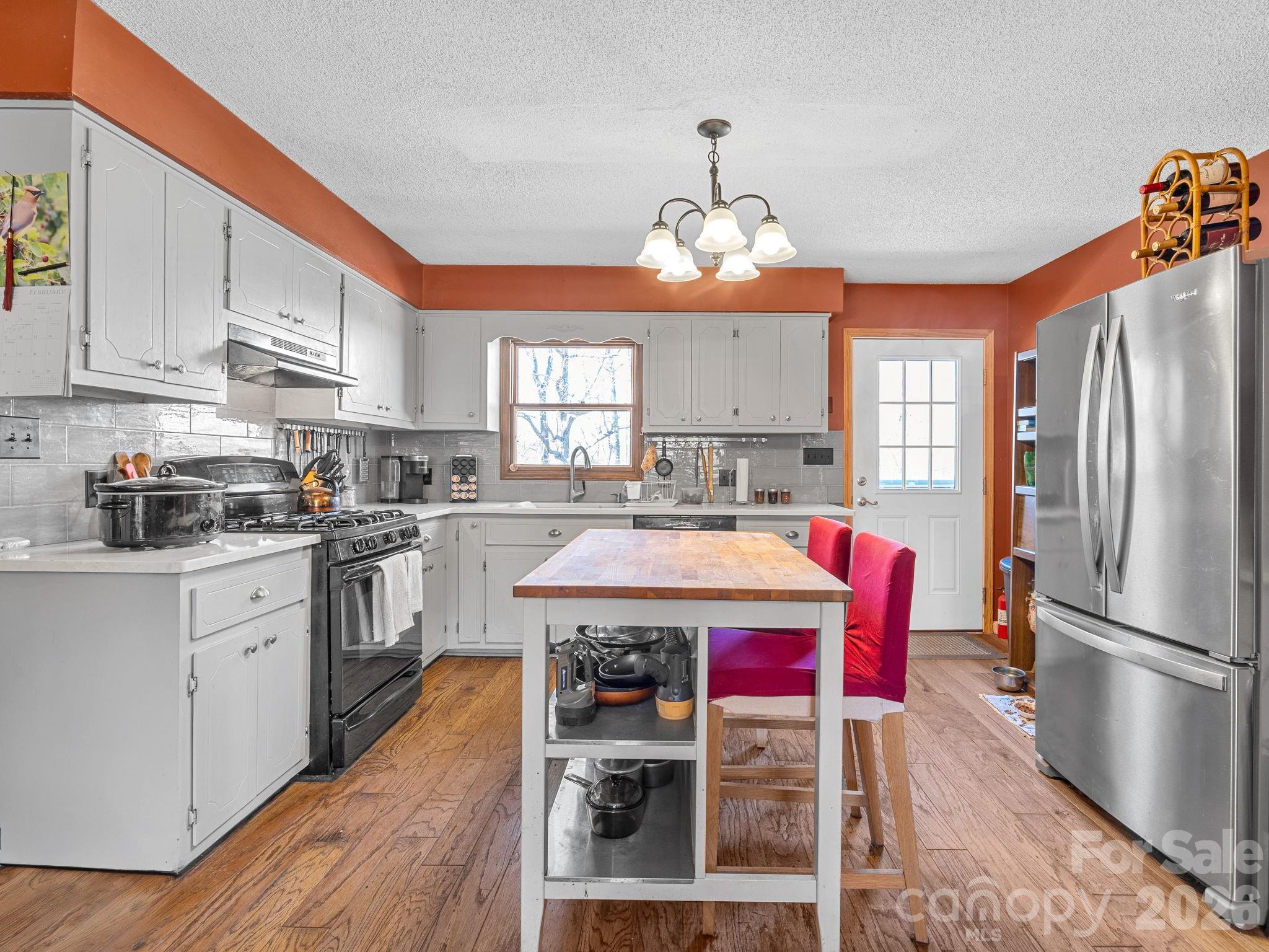 405 Loop Road Campobello, SC 29322 - Photo 9 of 40